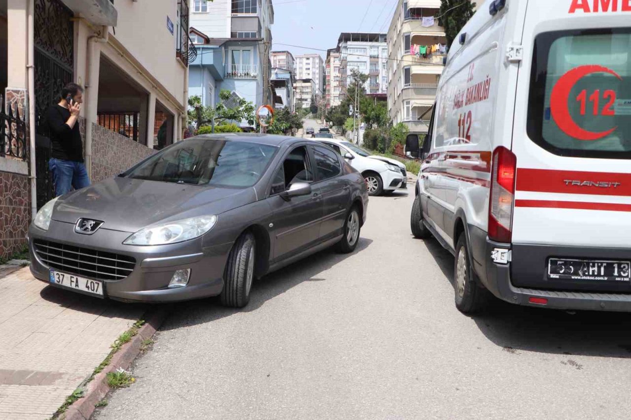 Sokak arasında otomobiller çarpıştı: 1 yaralı