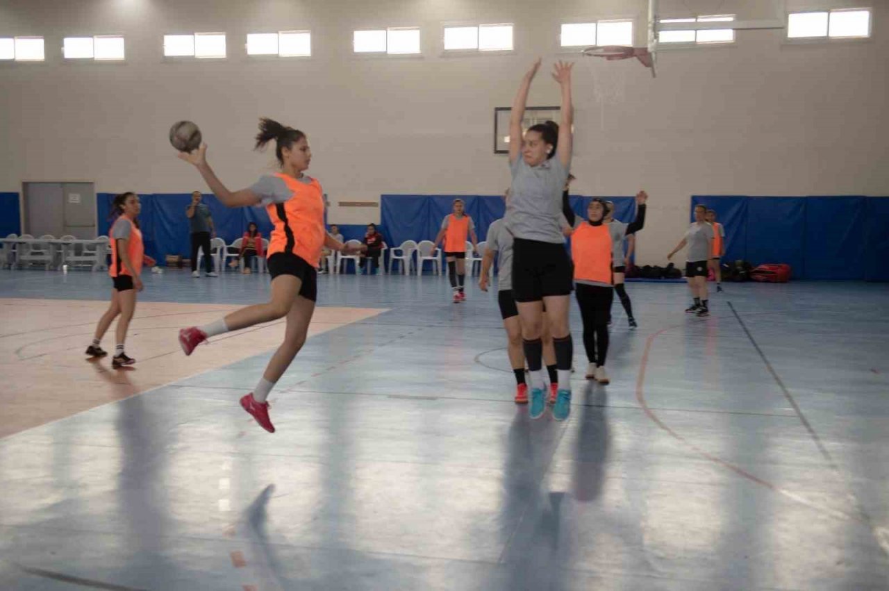 Seyhan’da Hentbol şenliği