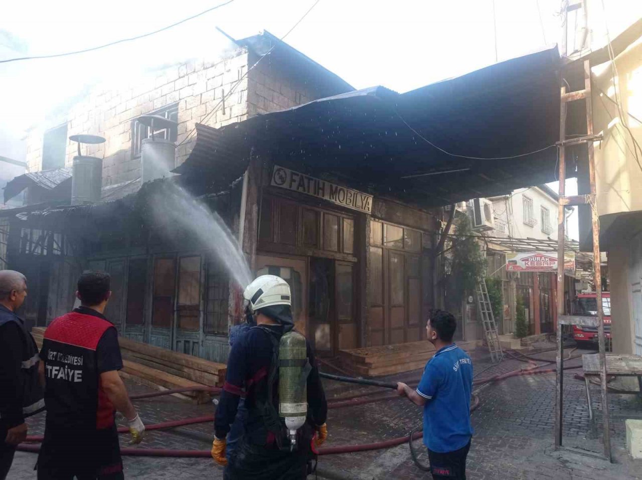 Siirt’te marangozcular çarşısında aynı anda yanan 3 dükkan paniğe neden oldu