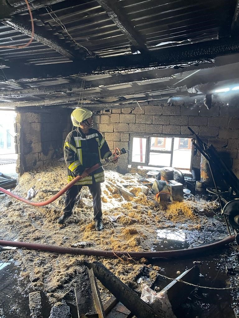 Siirt’te marangozcular çarşısında aynı anda yanan 3 dükkan paniğe neden oldu