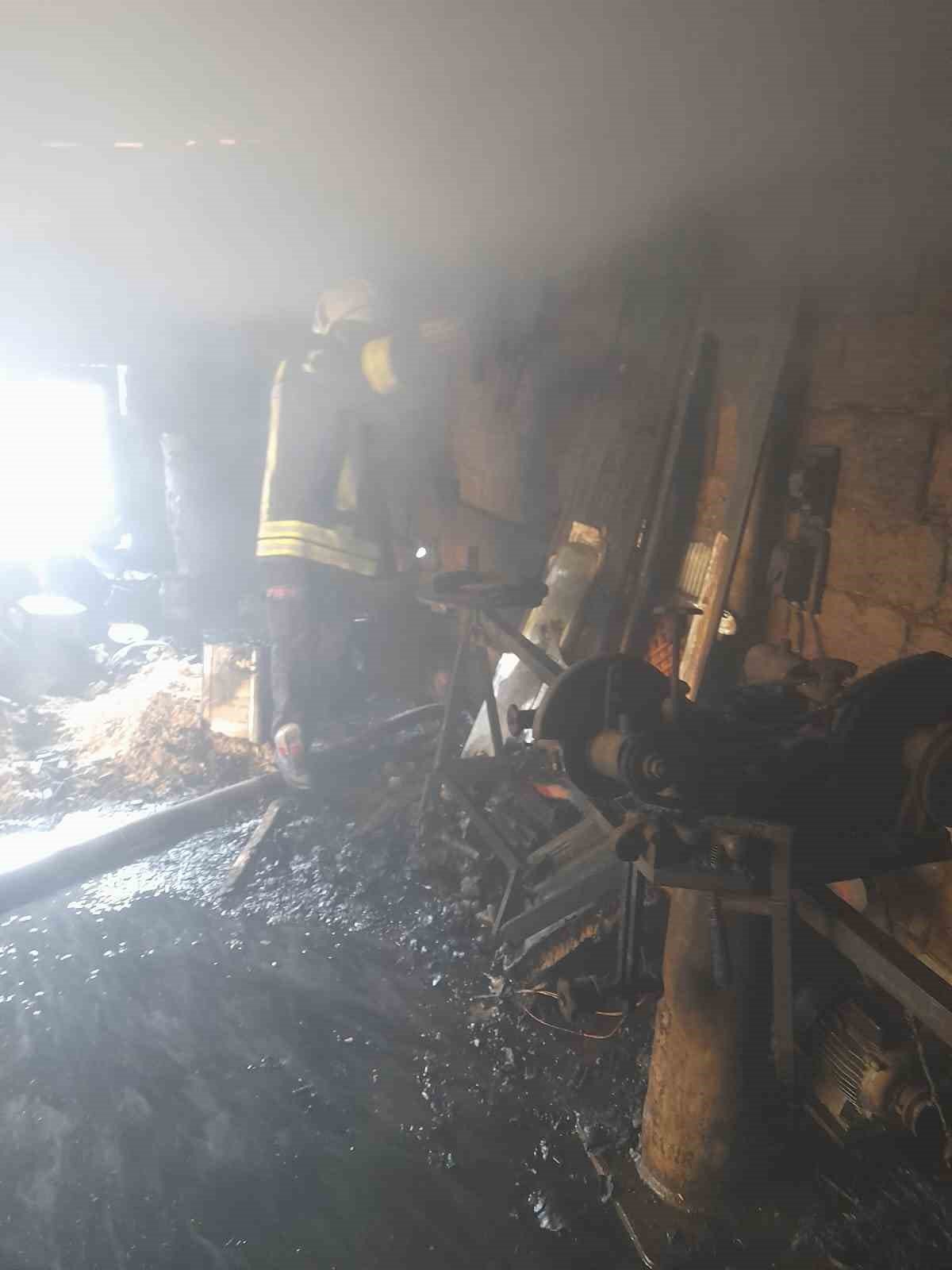 Siirt’te marangozcular çarşısında aynı anda yanan 3 dükkan paniğe neden oldu