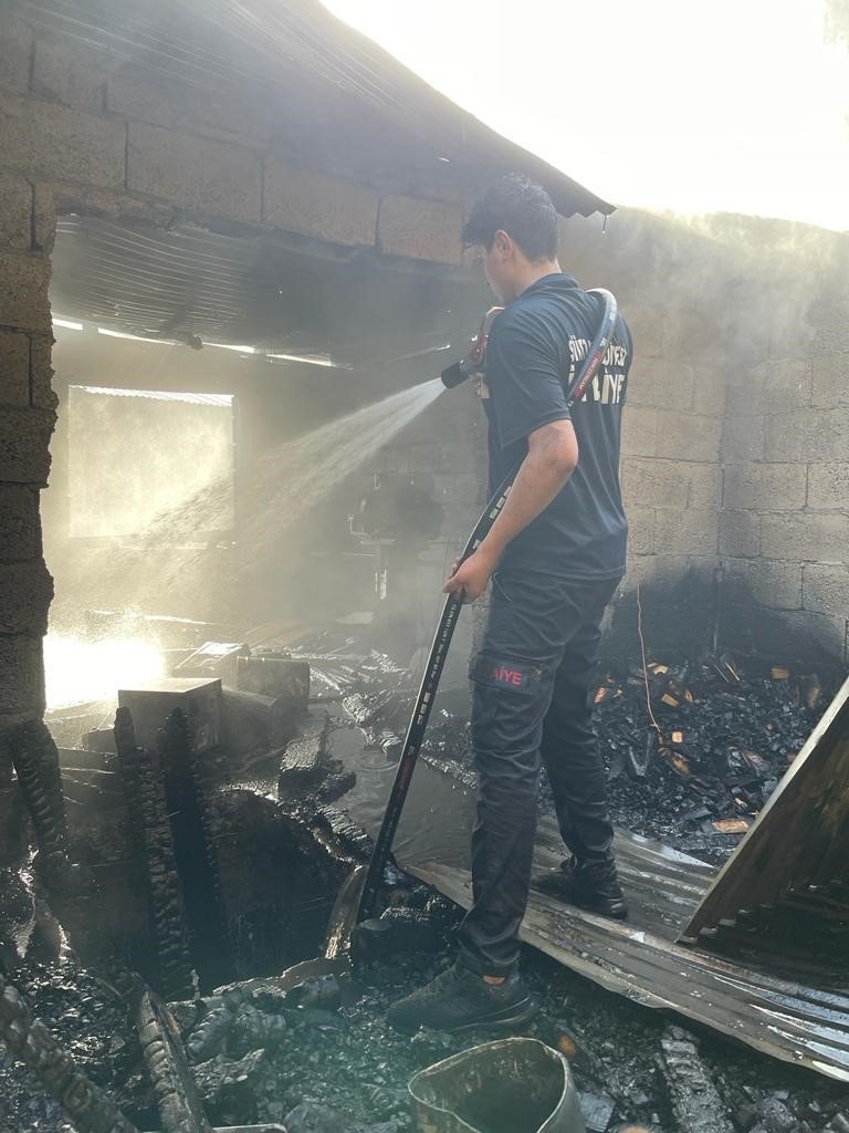 Siirt’te marangozcular çarşısında aynı anda yanan 3 dükkan paniğe neden oldu