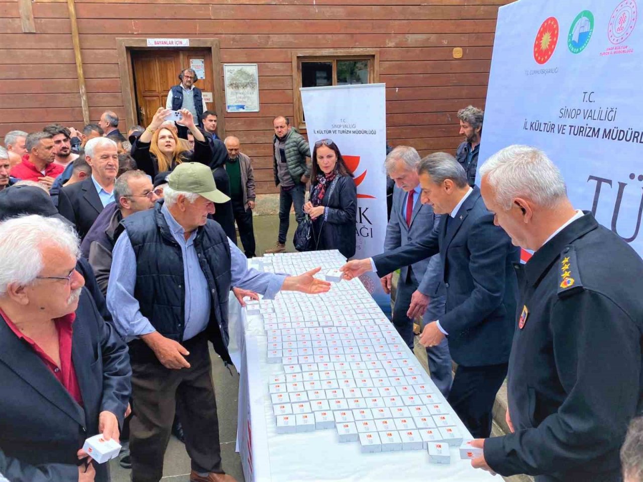 Sinop’ta namaz sonrası yöresel ikramlık dağıtıldı