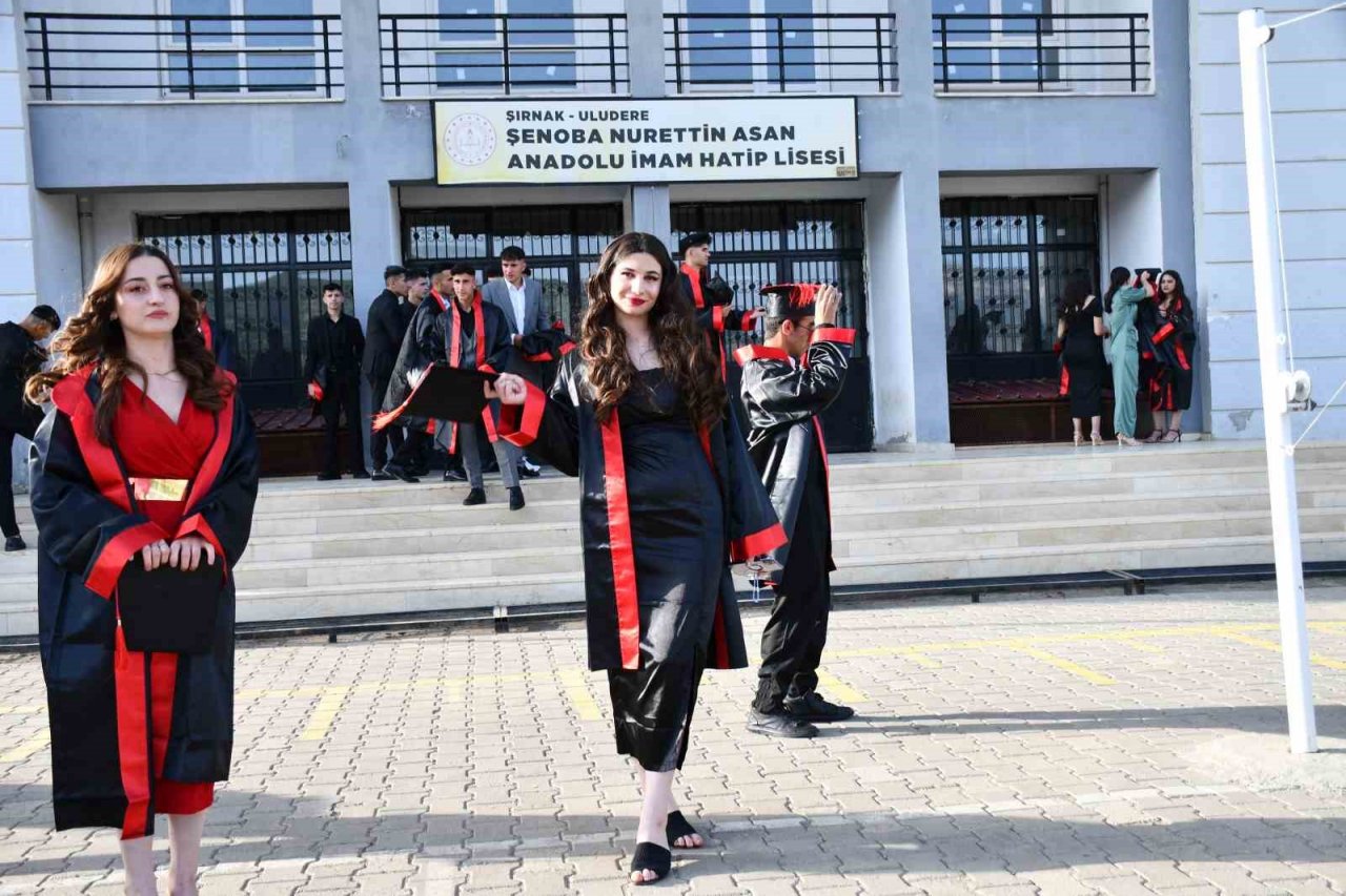 AK Partili başkandan öğrencilere mezuniyet jesti