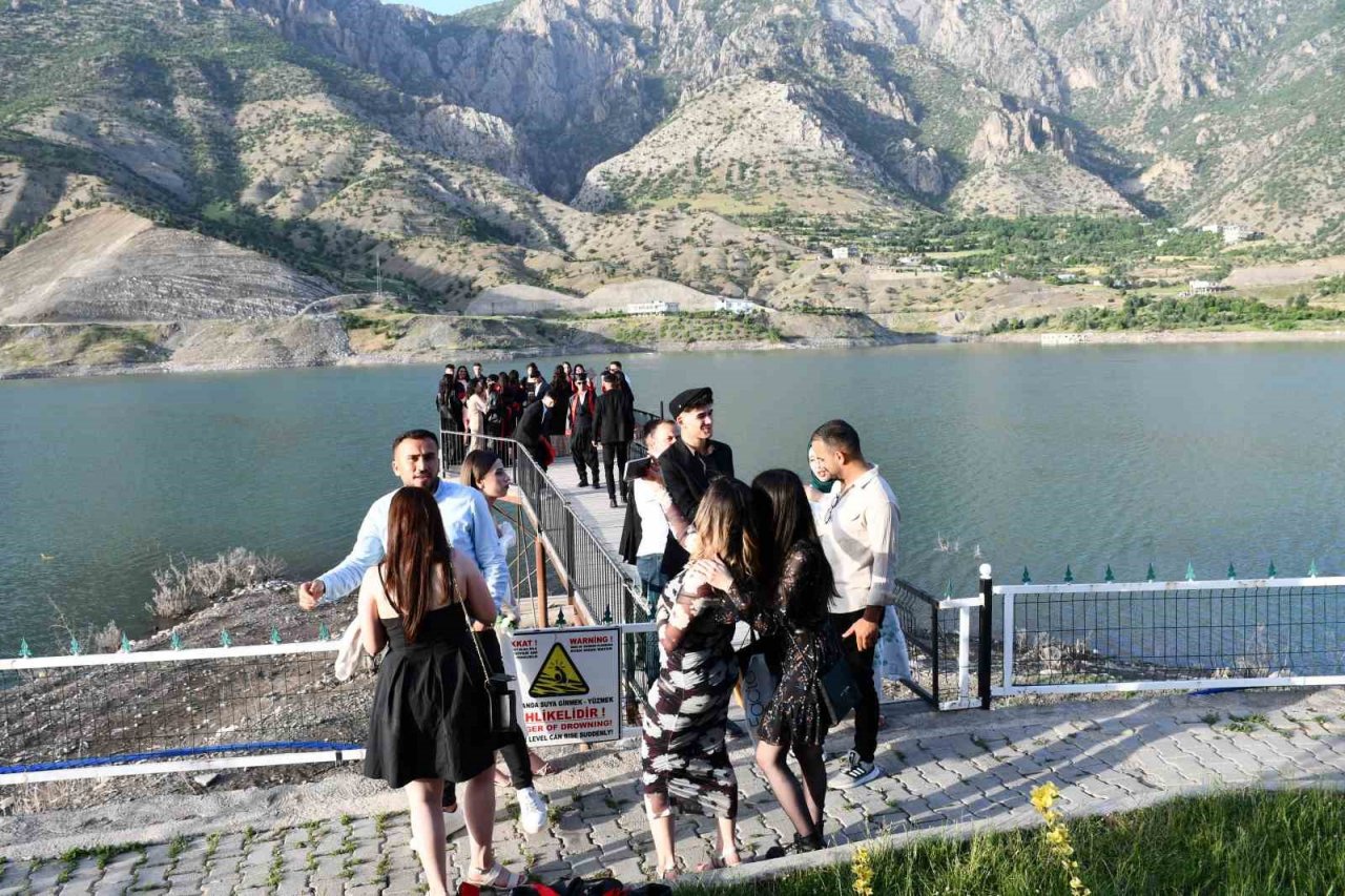 AK Partili başkandan öğrencilere mezuniyet jesti