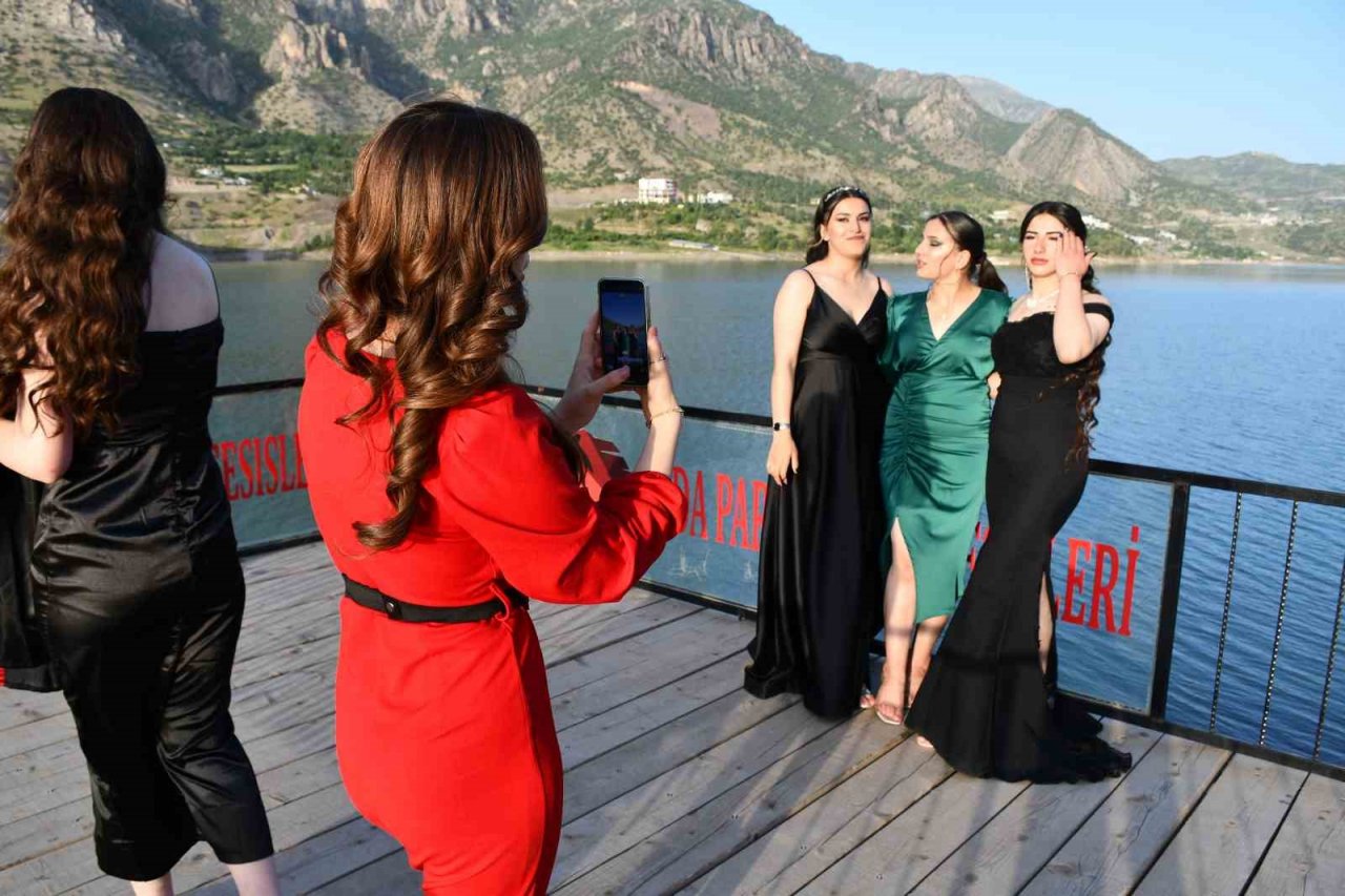 AK Partili başkandan öğrencilere mezuniyet jesti