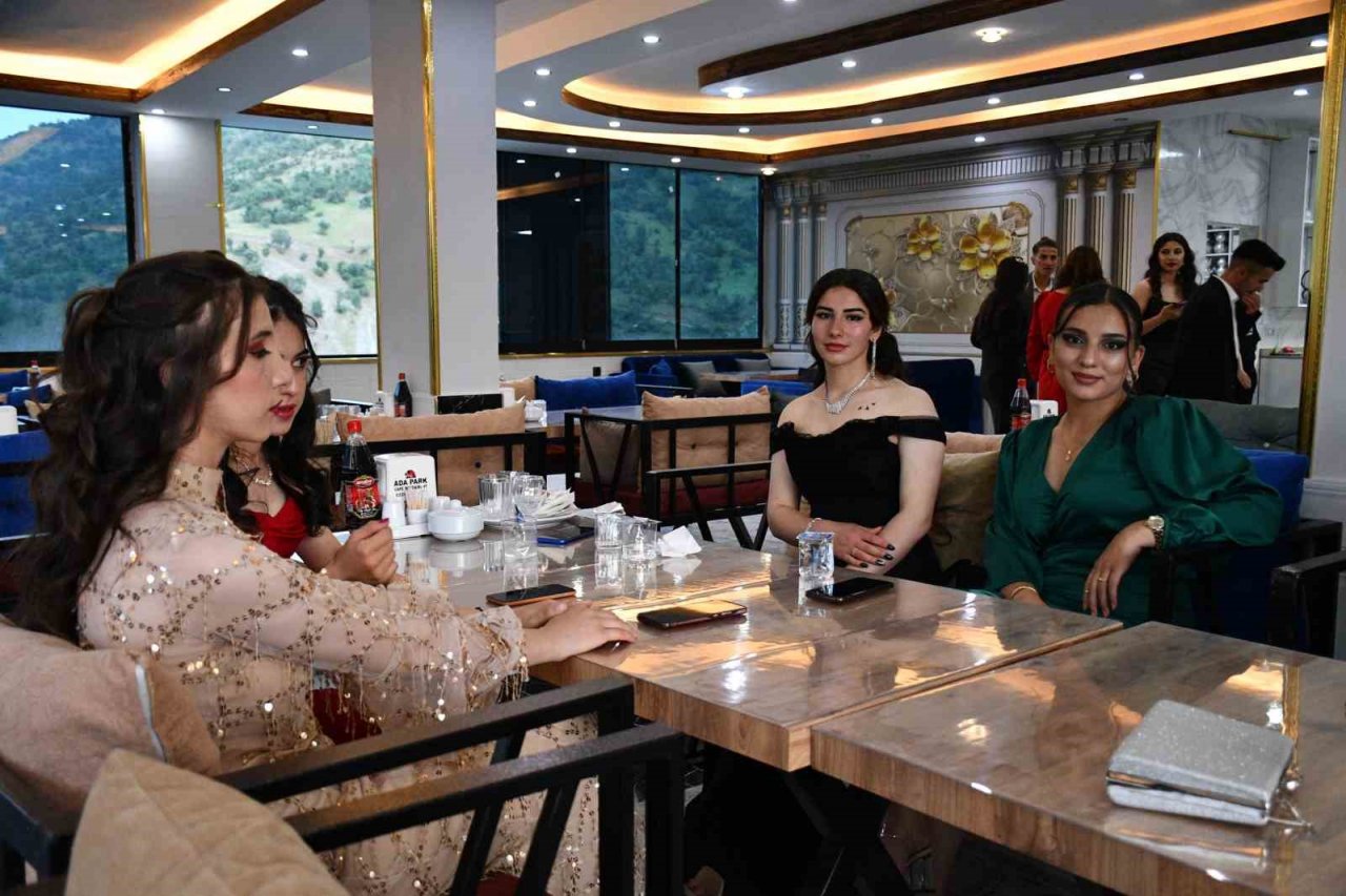 AK Partili başkandan öğrencilere mezuniyet jesti