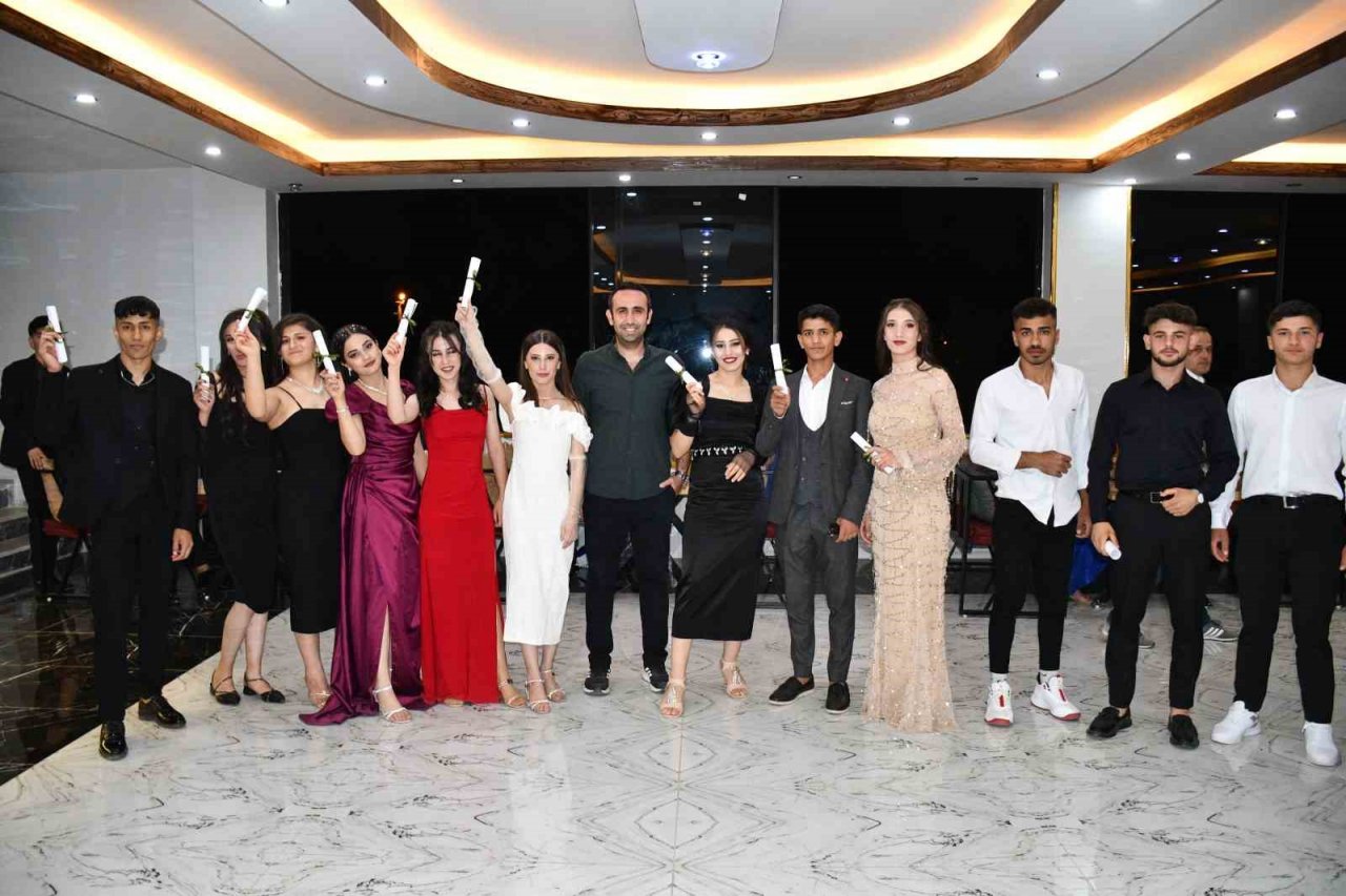 AK Partili başkandan öğrencilere mezuniyet jesti