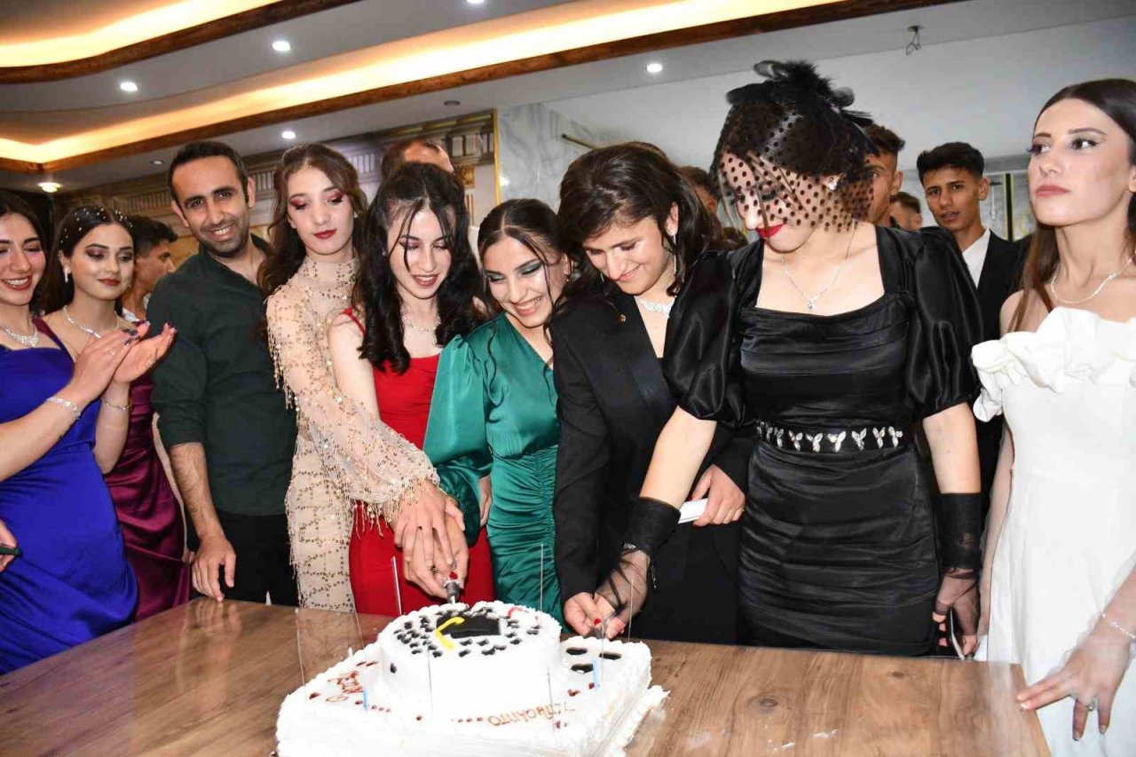 AK Partili başkandan öğrencilere mezuniyet jesti