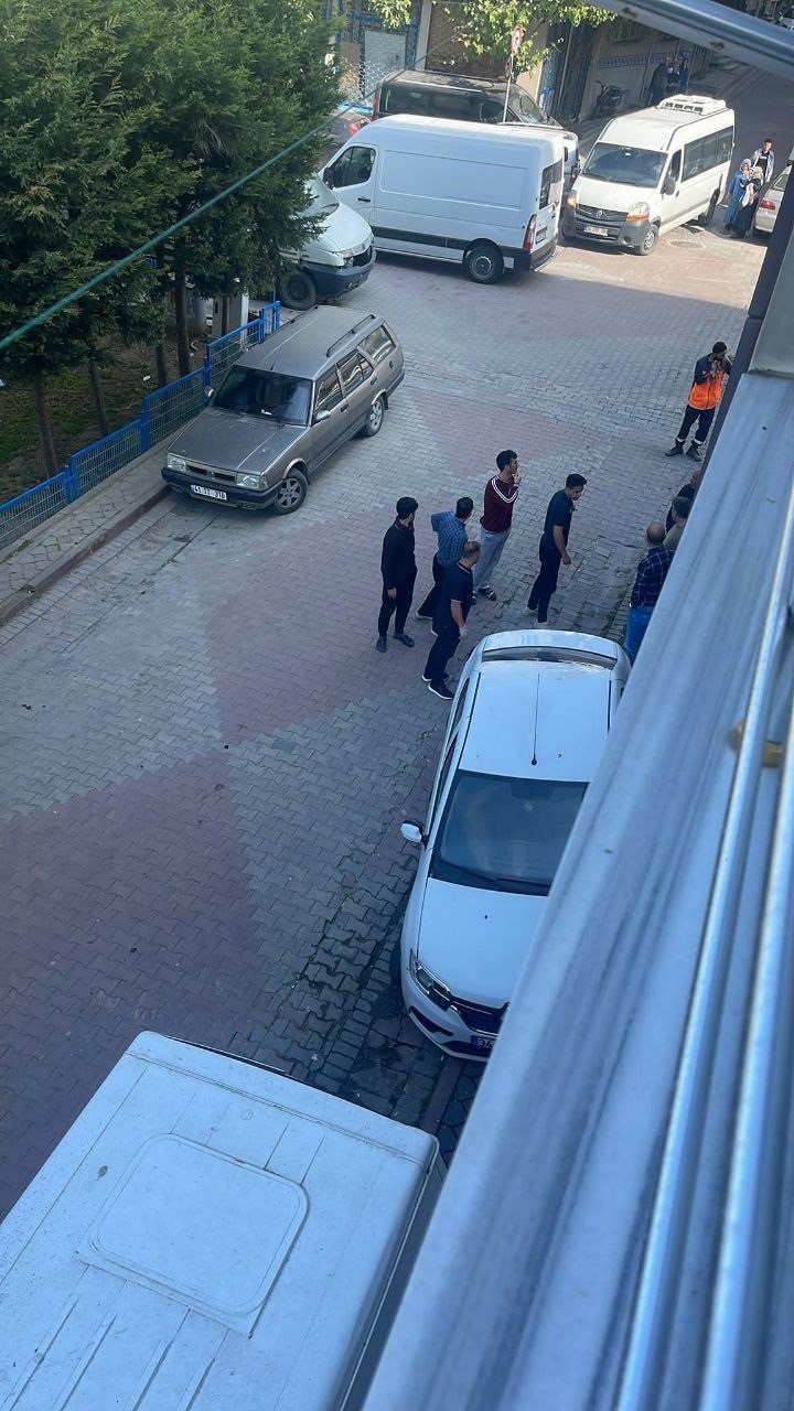 Otomobilden husumetli oldukları esnafa kurşun yağdırdılar