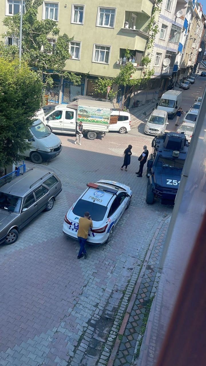 Otomobilden husumetli oldukları esnafa kurşun yağdırdılar