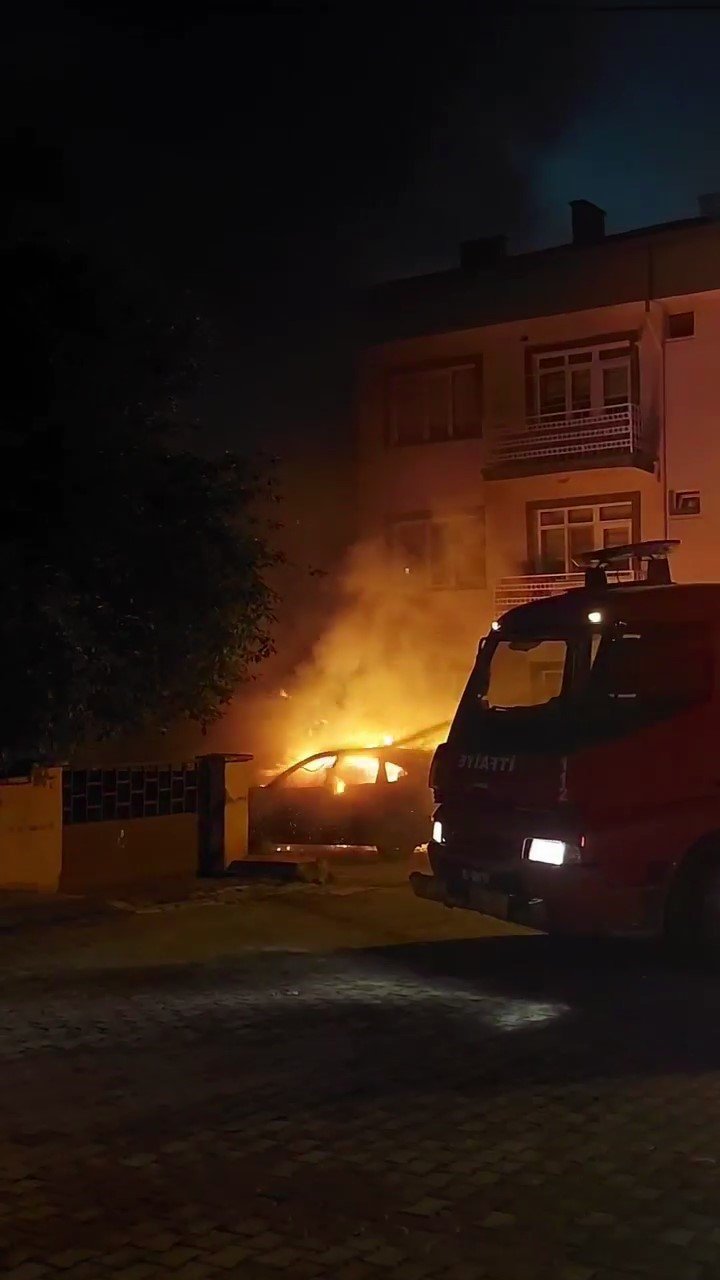 Amasya’da yanan otomobil alev topuna döndü