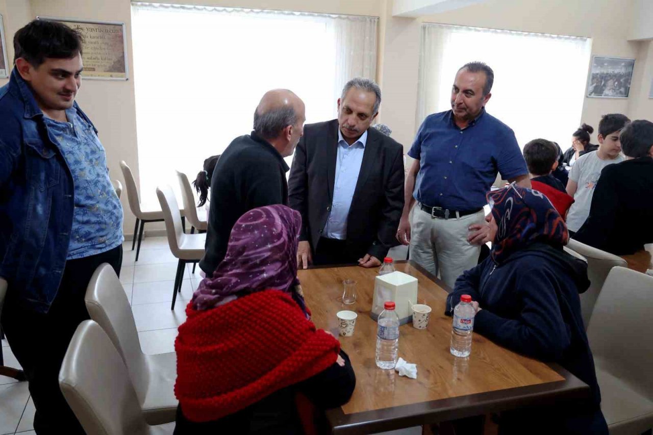 Başkan Yalçın mekik dokuyor