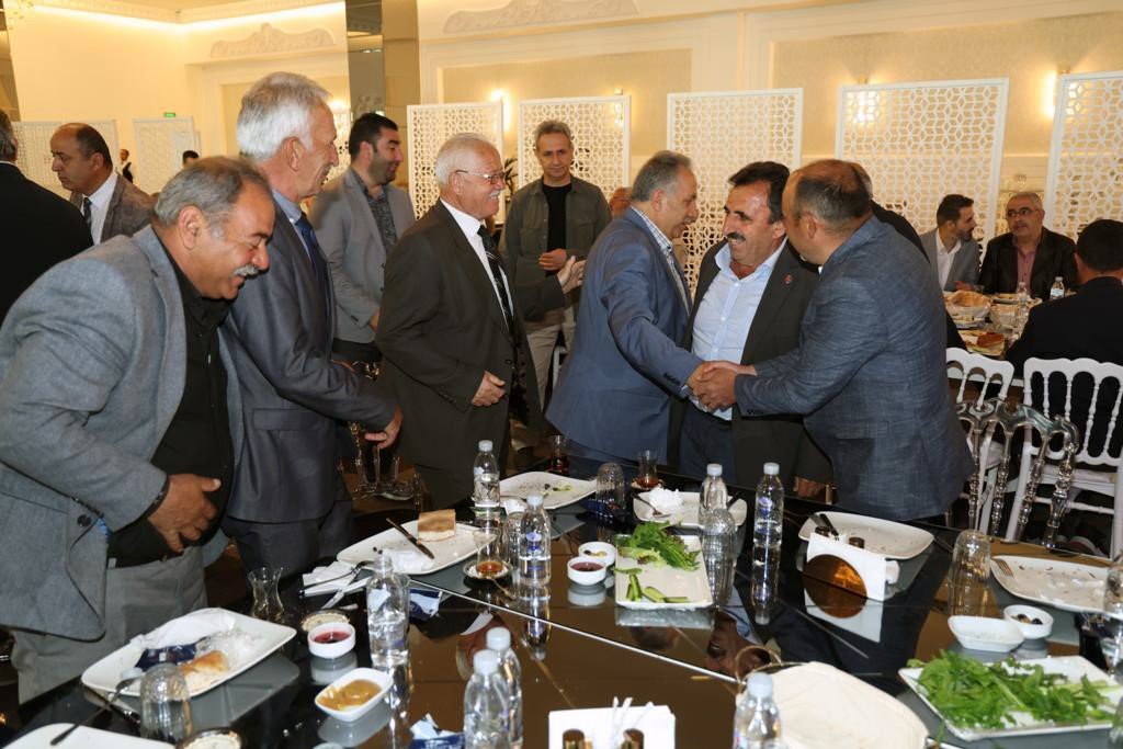 Başkan Yalçın mekik dokuyor