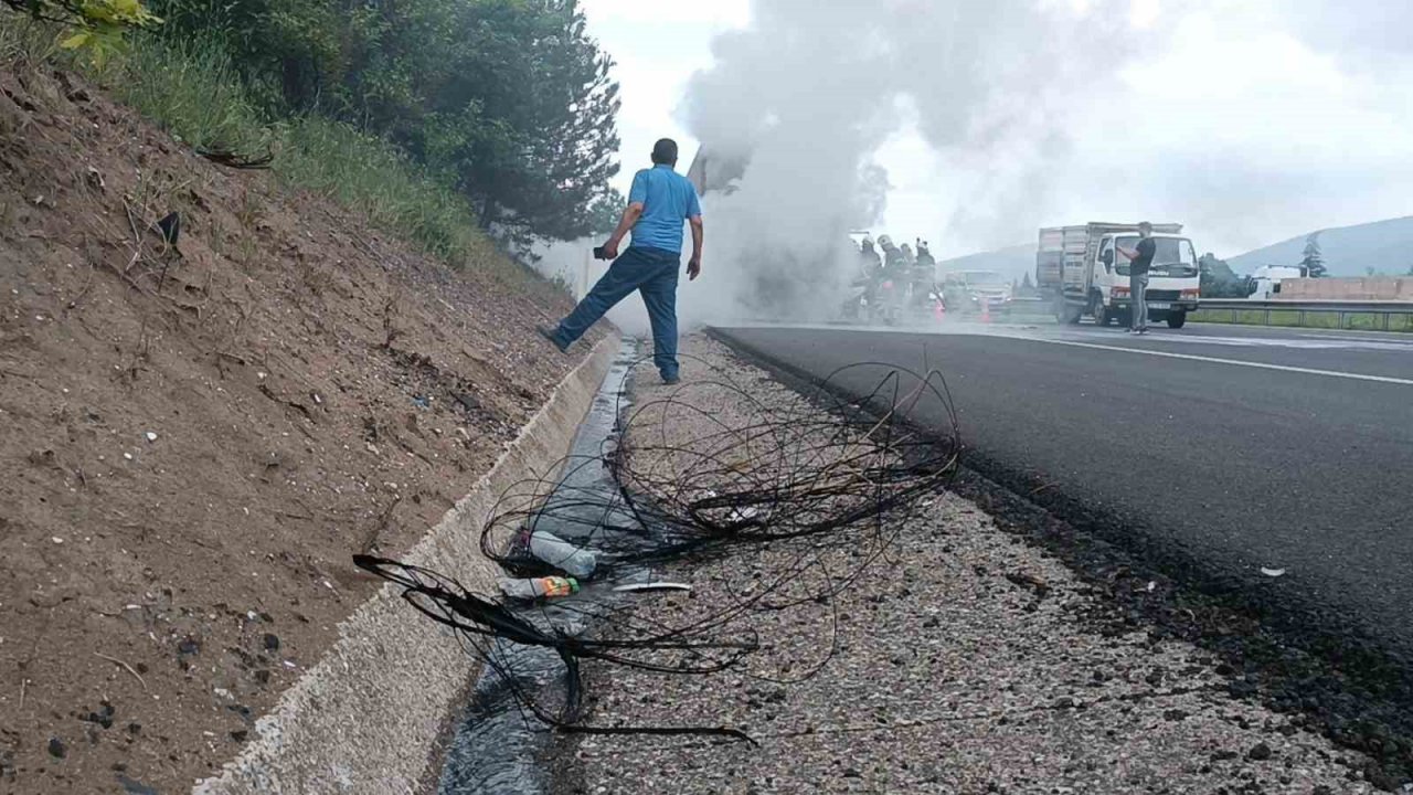 TEM’de beyaz eşya yüklü tır alev alev yandı: "Canımı zor kurtardım"