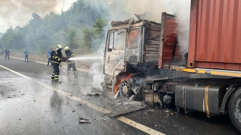 TEM’de beyaz eşya yüklü tır alev alev yandı: "Canımı zor kurtardım"