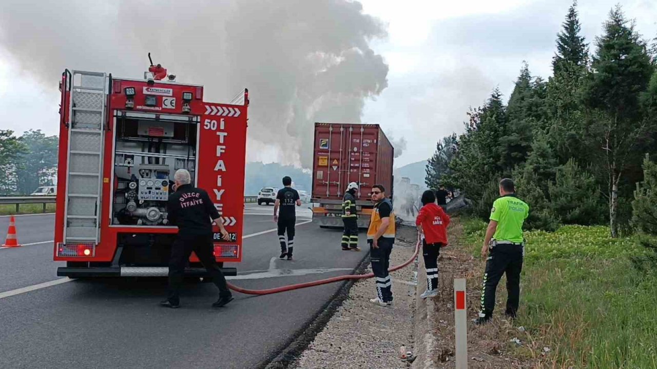 TEM’de beyaz eşya yüklü tır alev alev yandı: "Canımı zor kurtardım"