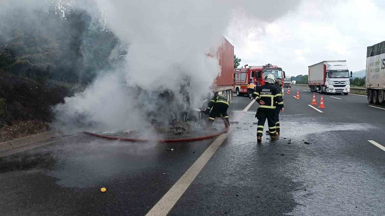 TEM’de beyaz eşya yüklü tır alev alev yandı: "Canımı zor kurtardım"