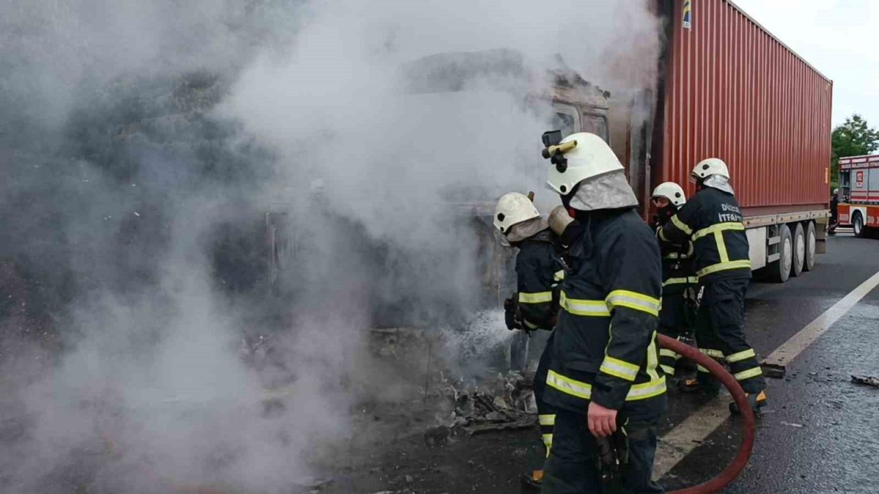 TEM’de beyaz eşya yüklü tır alev alev yandı: "Canımı zor kurtardım"