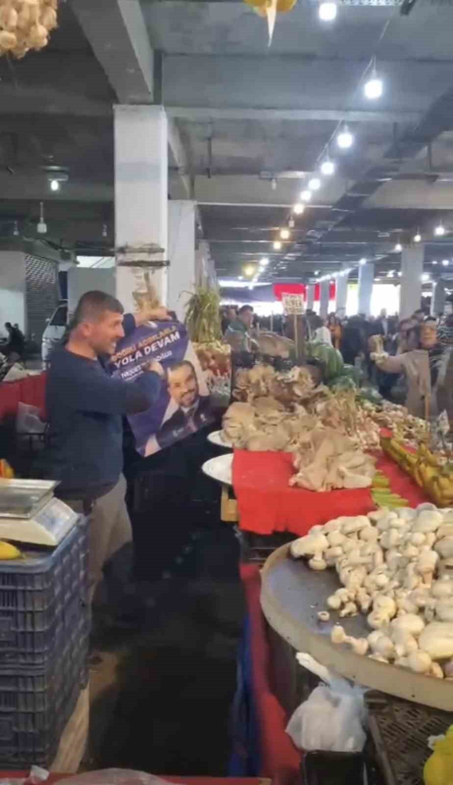 Milletvekili seçilemeyen adaya sakladığı posterini gösterince duygu dolu anlar yaşandı