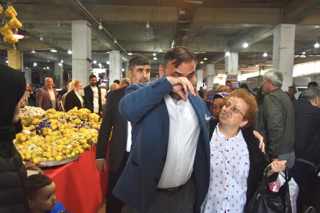 Milletvekili seçilemeyen adaya sakladığı posterini gösterince duygu dolu anlar yaşandı