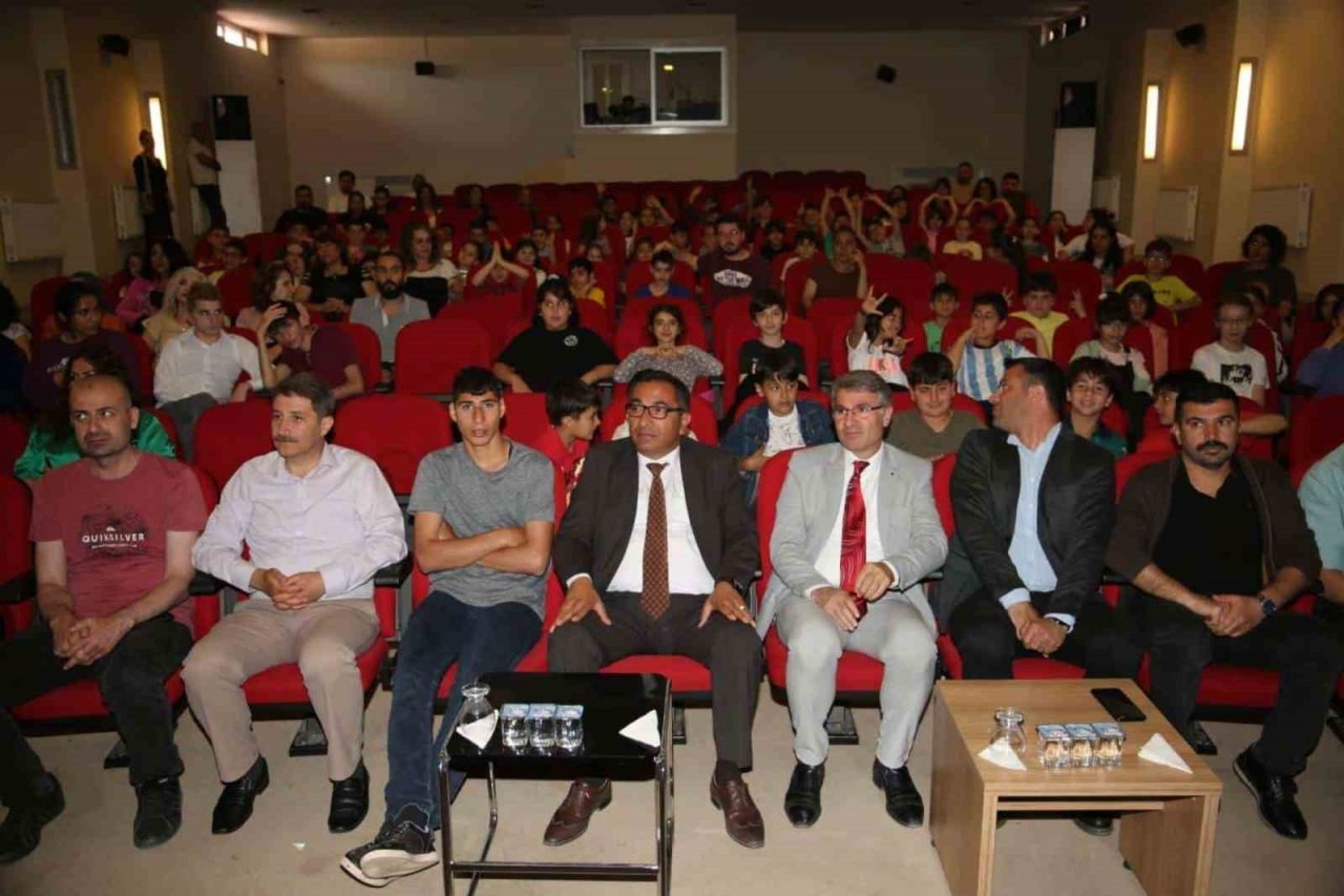 Tunceli’de özel öğrencilerden tiyatro gösterisi ve müzik dinletisi