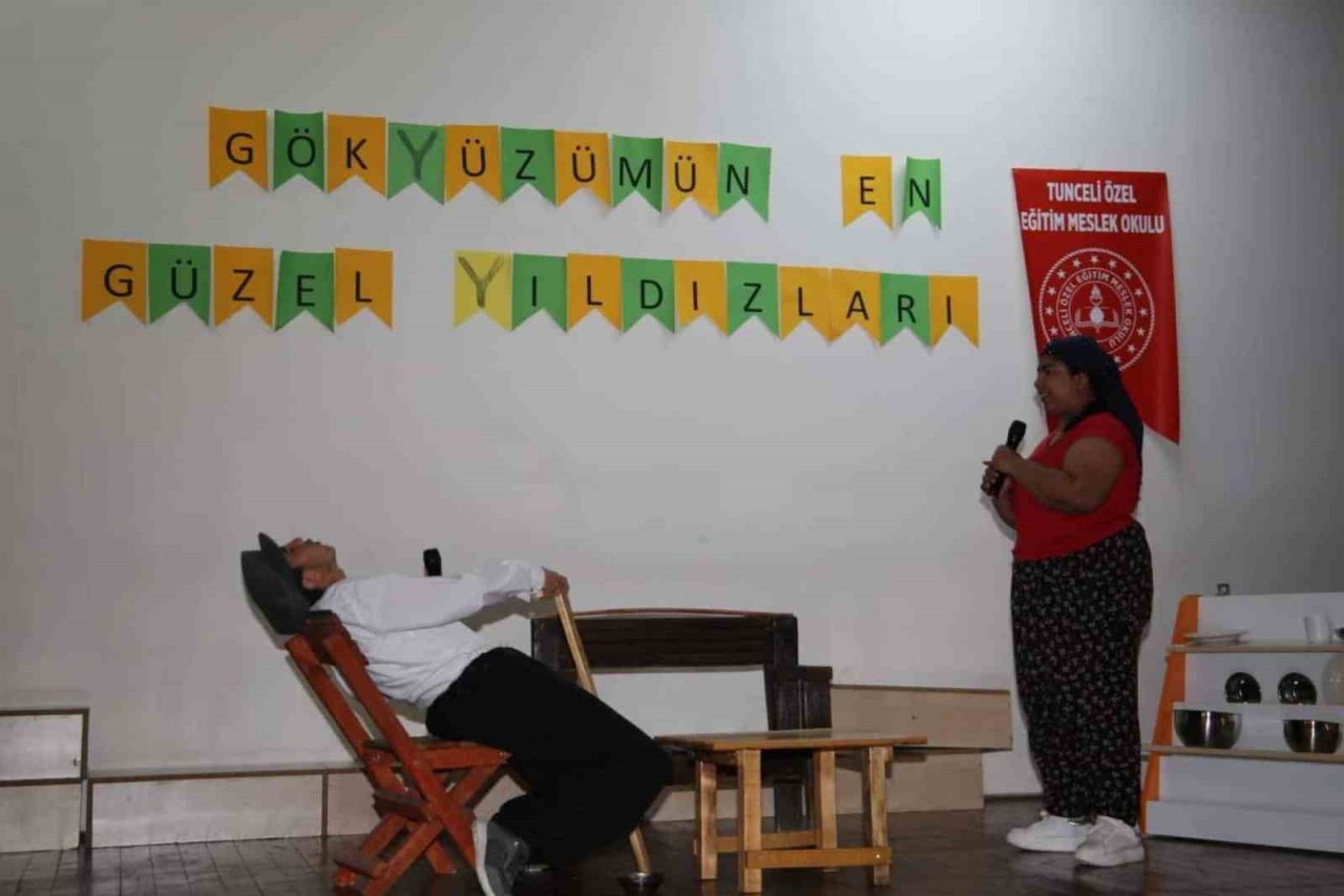 Tunceli’de özel öğrencilerden tiyatro gösterisi ve müzik dinletisi