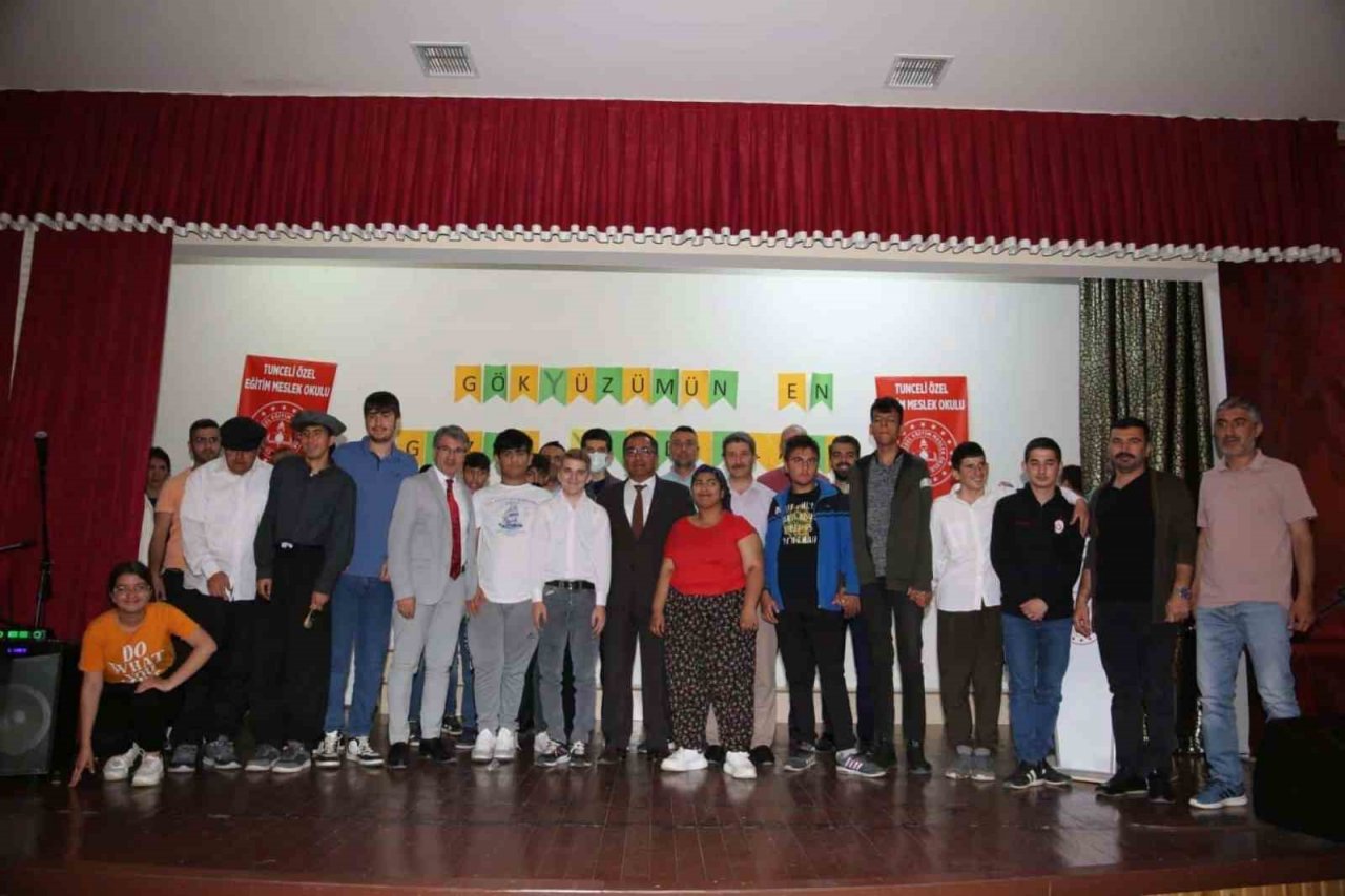 Tunceli’de özel öğrencilerden tiyatro gösterisi ve müzik dinletisi