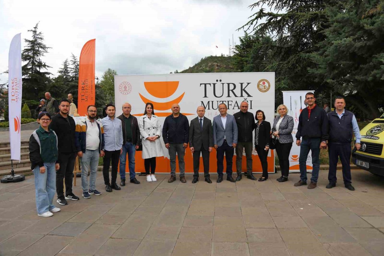 Devrekani Belediyesi tarafından vatandaşlara cırık tatlısı dağıtıldı