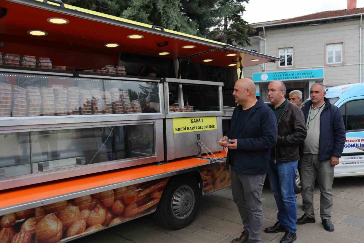 Devrekani Belediyesi tarafından vatandaşlara cırık tatlısı dağıtıldı
