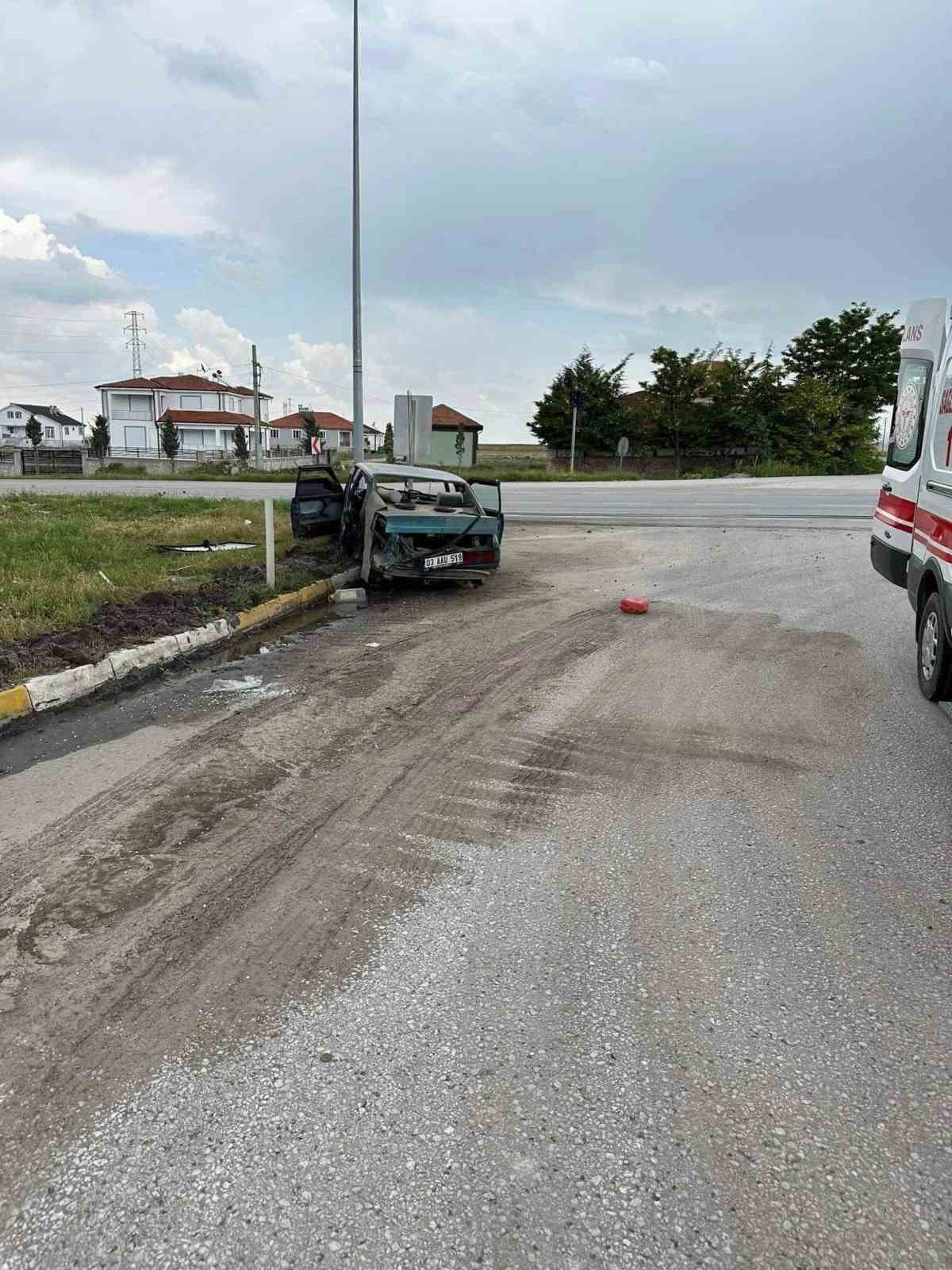 Kamyon ile otomobilin çarpıştığı kazada 1 kişi yaralandı