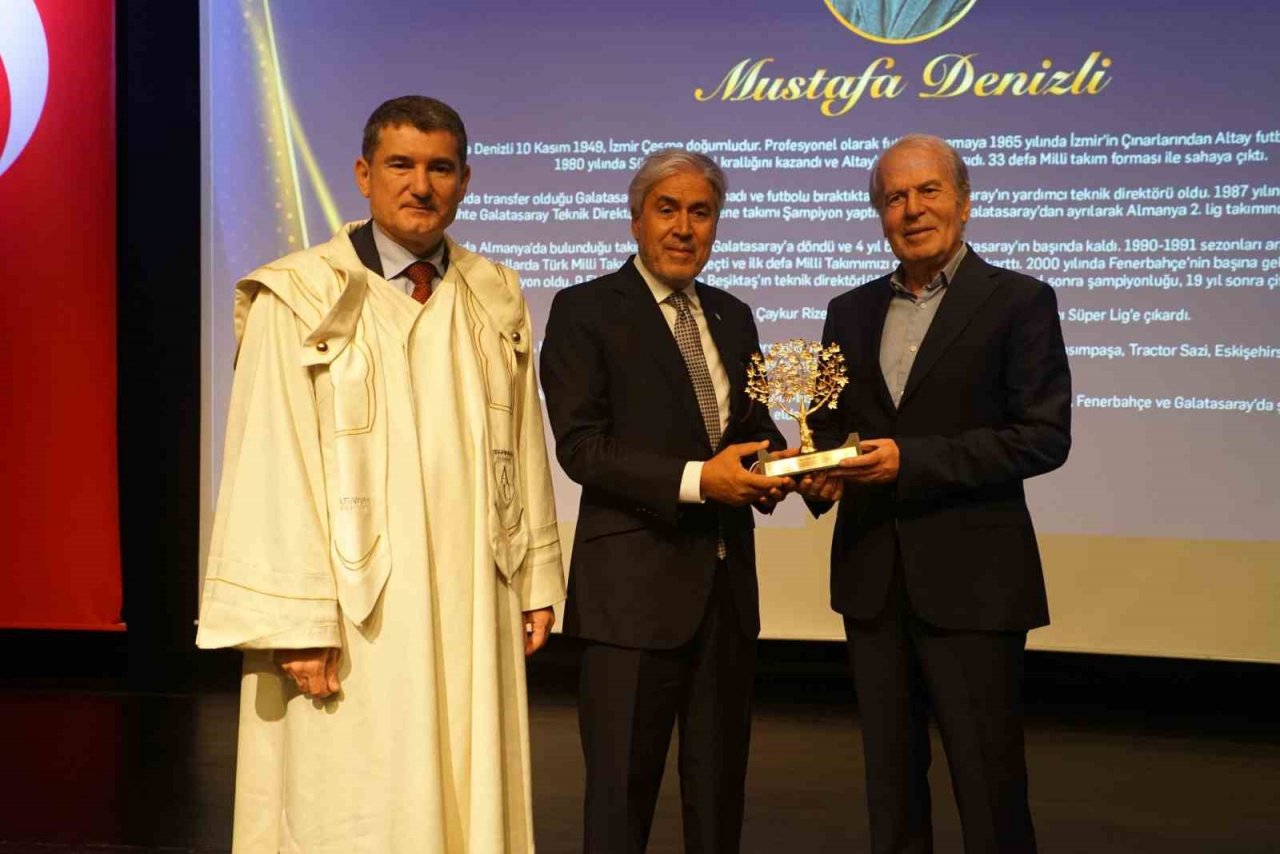 Cumhuriyetin 100. yılında ’Cumhuriyet Çınarları’ ödüllendirildi