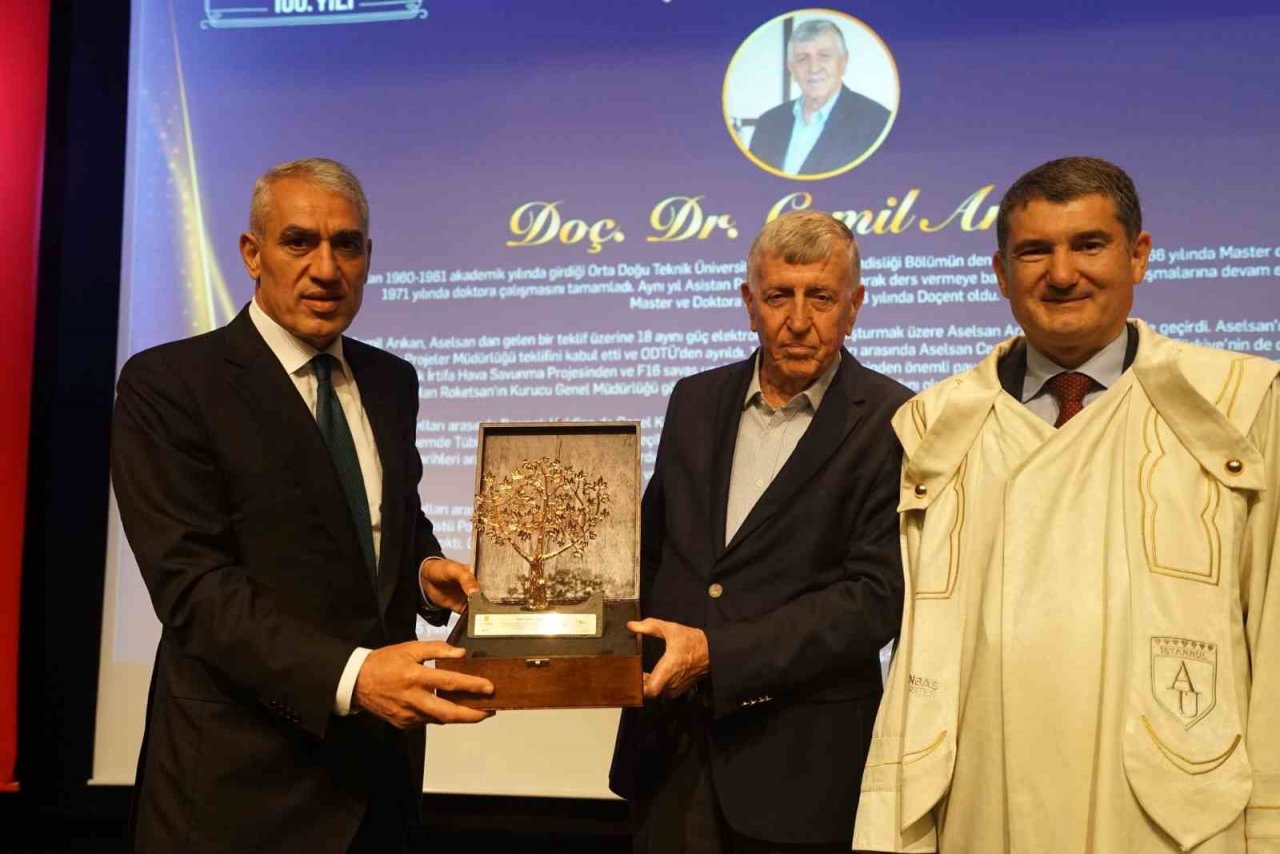 Cumhuriyetin 100. yılında ’Cumhuriyet Çınarları’ ödüllendirildi