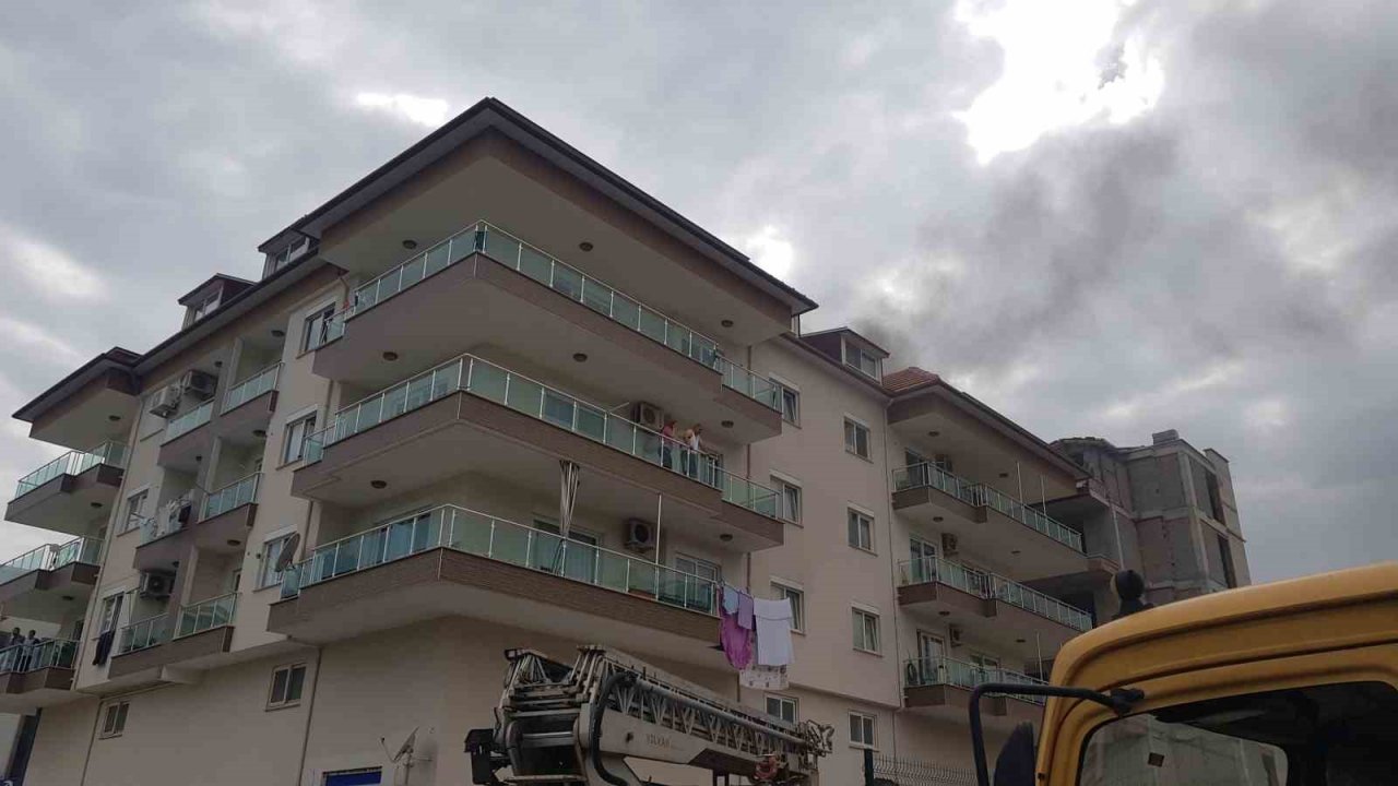 Yangında binada mahsur kalıp bayılan genç kızı itfaiye kurtardı