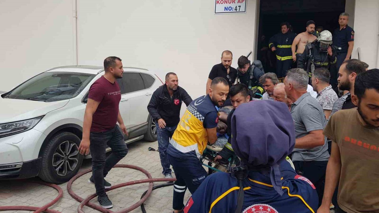 Yangında binada mahsur kalıp bayılan genç kızı itfaiye kurtardı