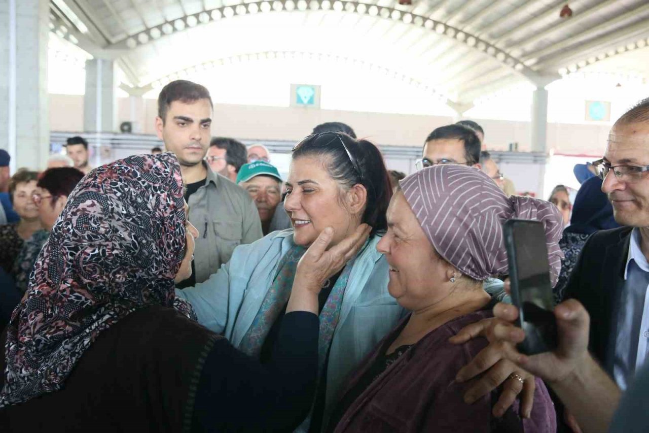 Başkan Çerçioğlu Kuyucak pazarında vatandaşlarla buluştu