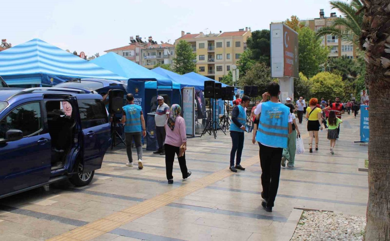Seçim yasaklarına saatler kala partililerin çalışmaları devam ediyor