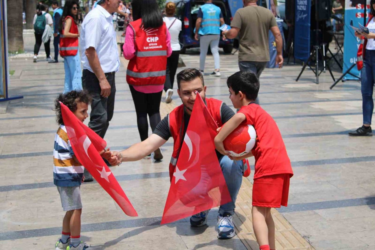 Seçim yasaklarına saatler kala partililerin çalışmaları devam ediyor