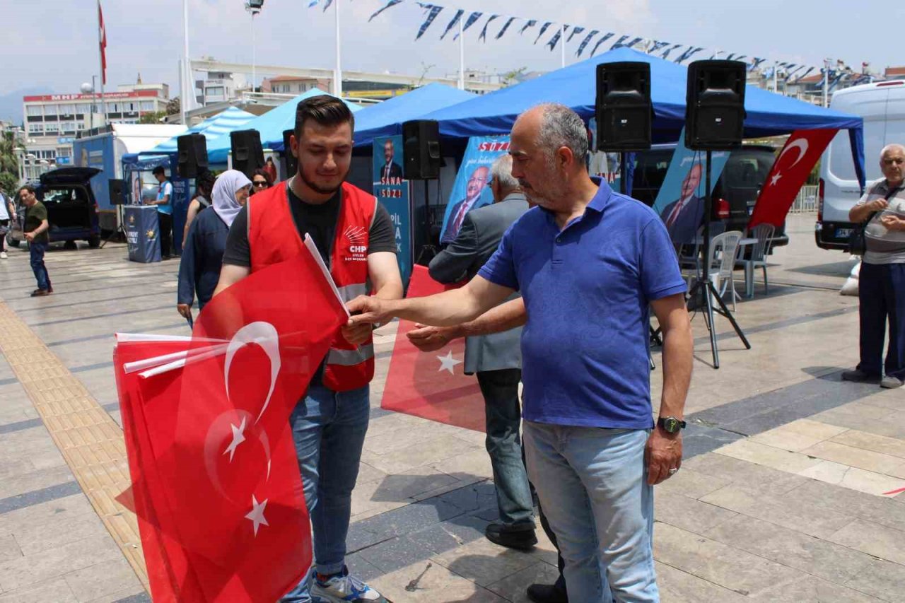 Seçim yasaklarına saatler kala partililerin çalışmaları devam ediyor