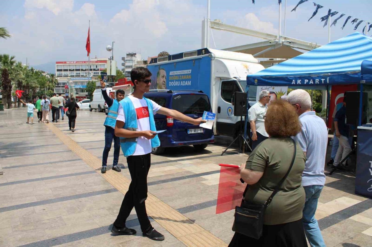 Seçim yasaklarına saatler kala partililerin çalışmaları devam ediyor