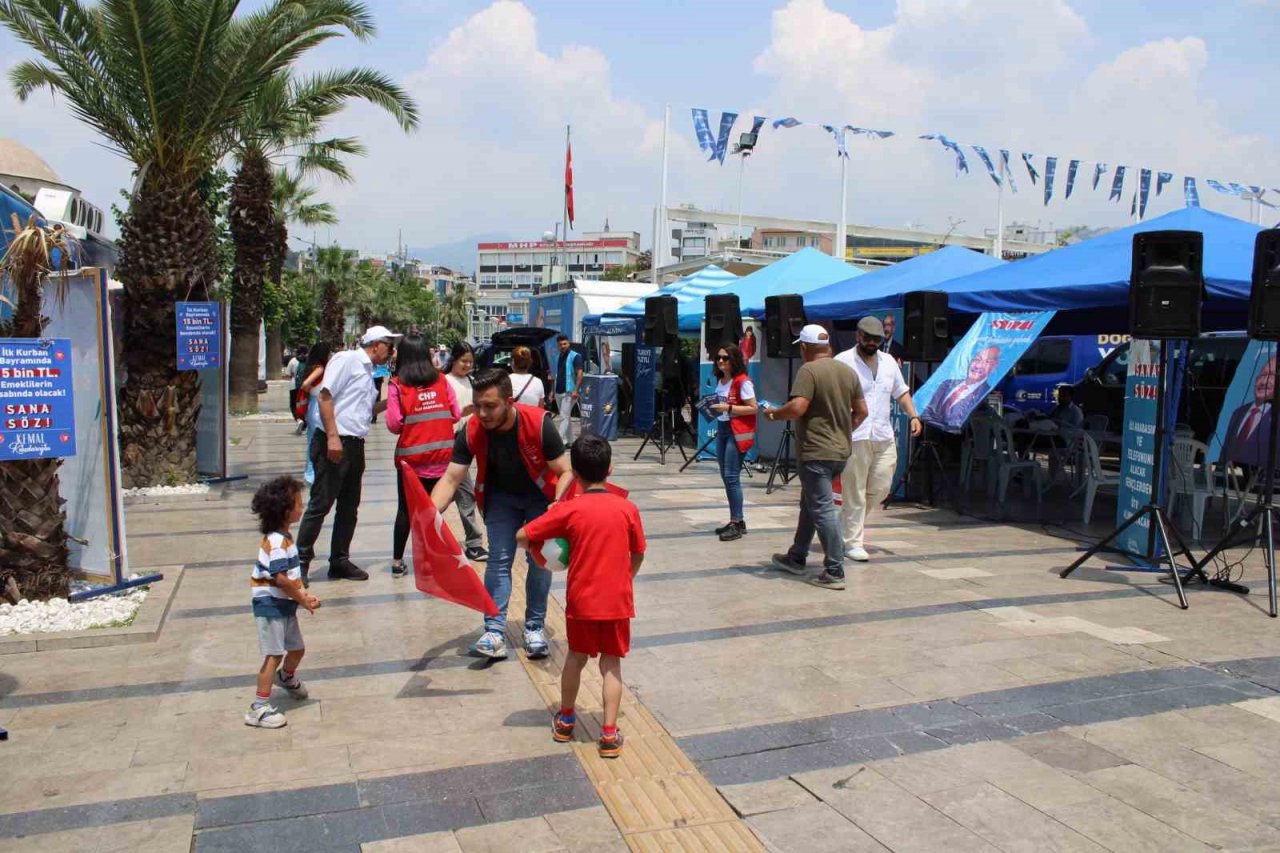 Seçim yasaklarına saatler kala partililerin çalışmaları devam ediyor