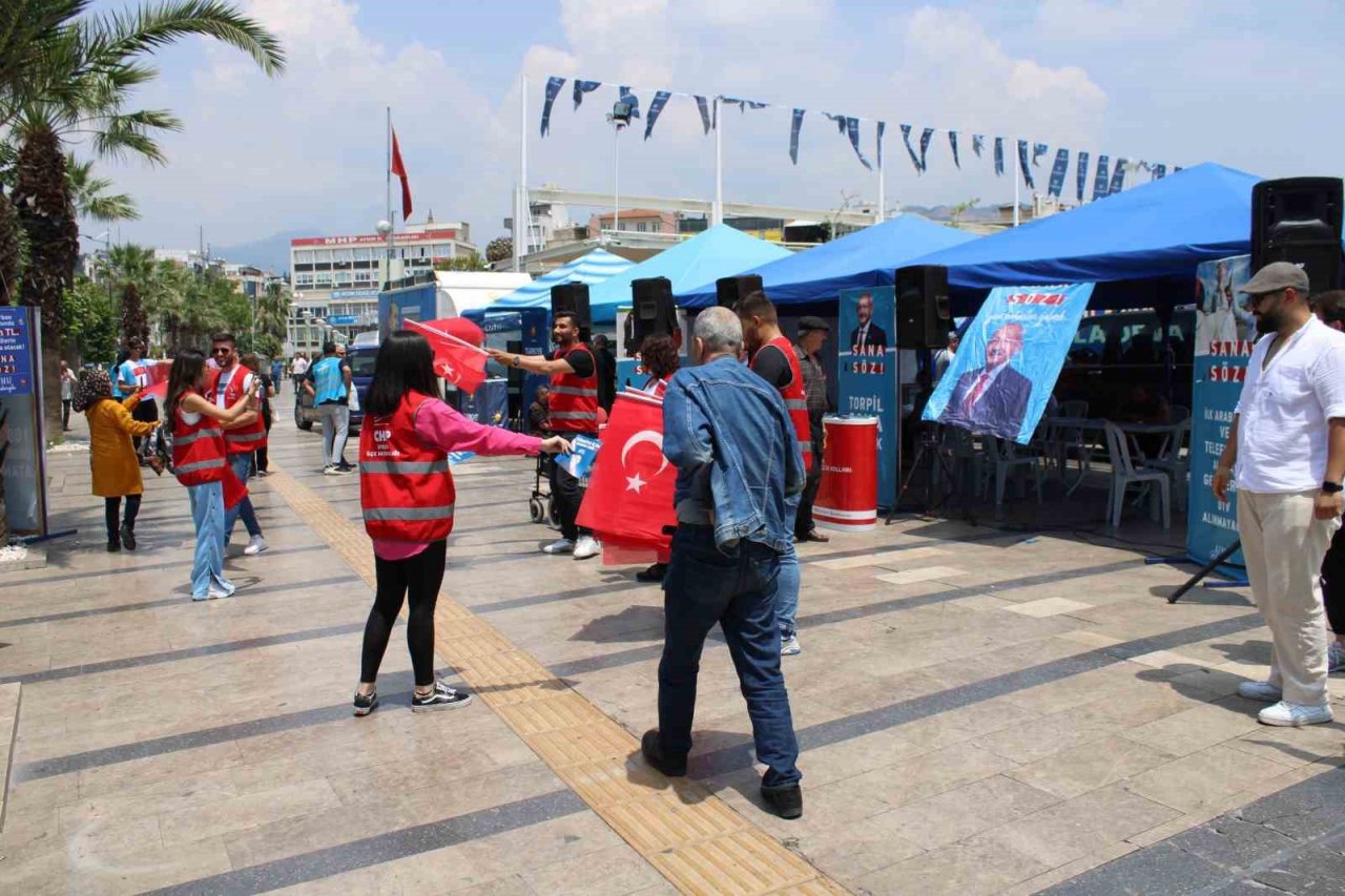 Seçim yasaklarına saatler kala partililerin çalışmaları devam ediyor