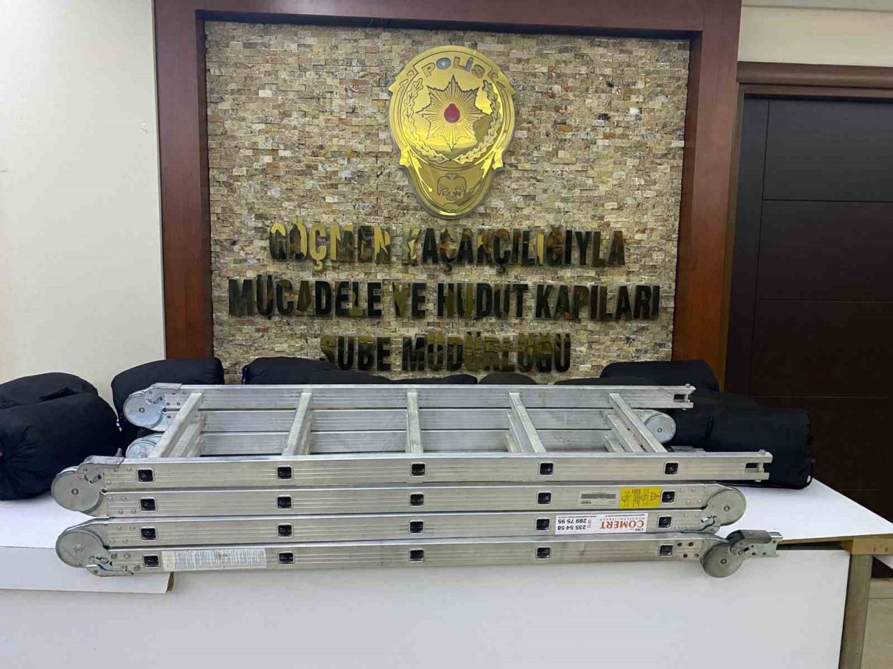 İstanbul’da minibüste 15 kaçak göçmen yakalandı