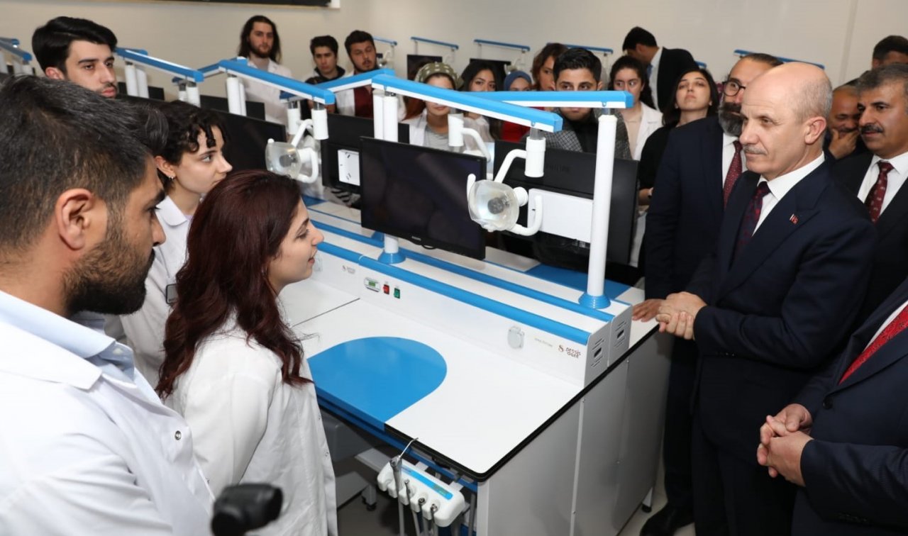 Ağız ve diş sağlığı merkezinin açılış törenine katılan YÖK Başkanı Özvar, diş muayenesi oldu