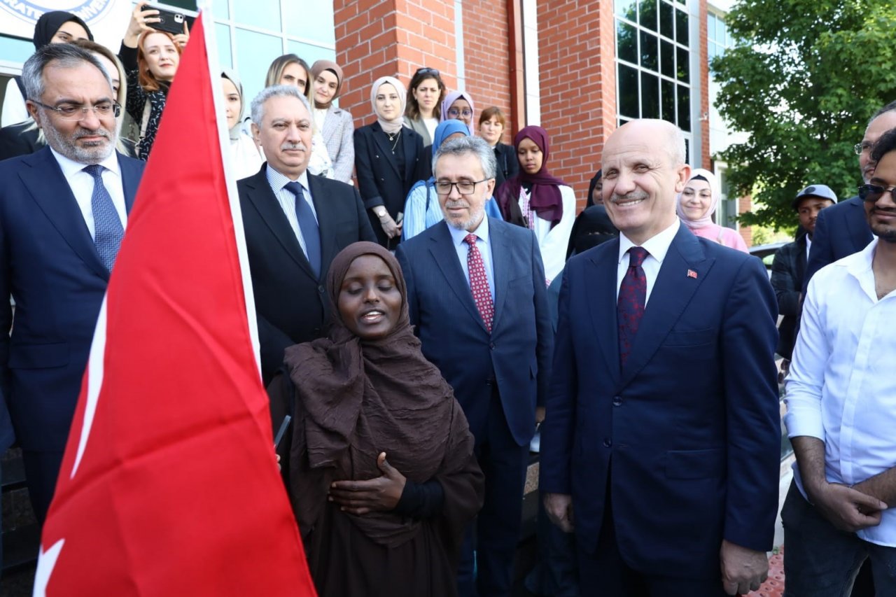Ağız ve diş sağlığı merkezinin açılış törenine katılan YÖK Başkanı Özvar, diş muayenesi oldu