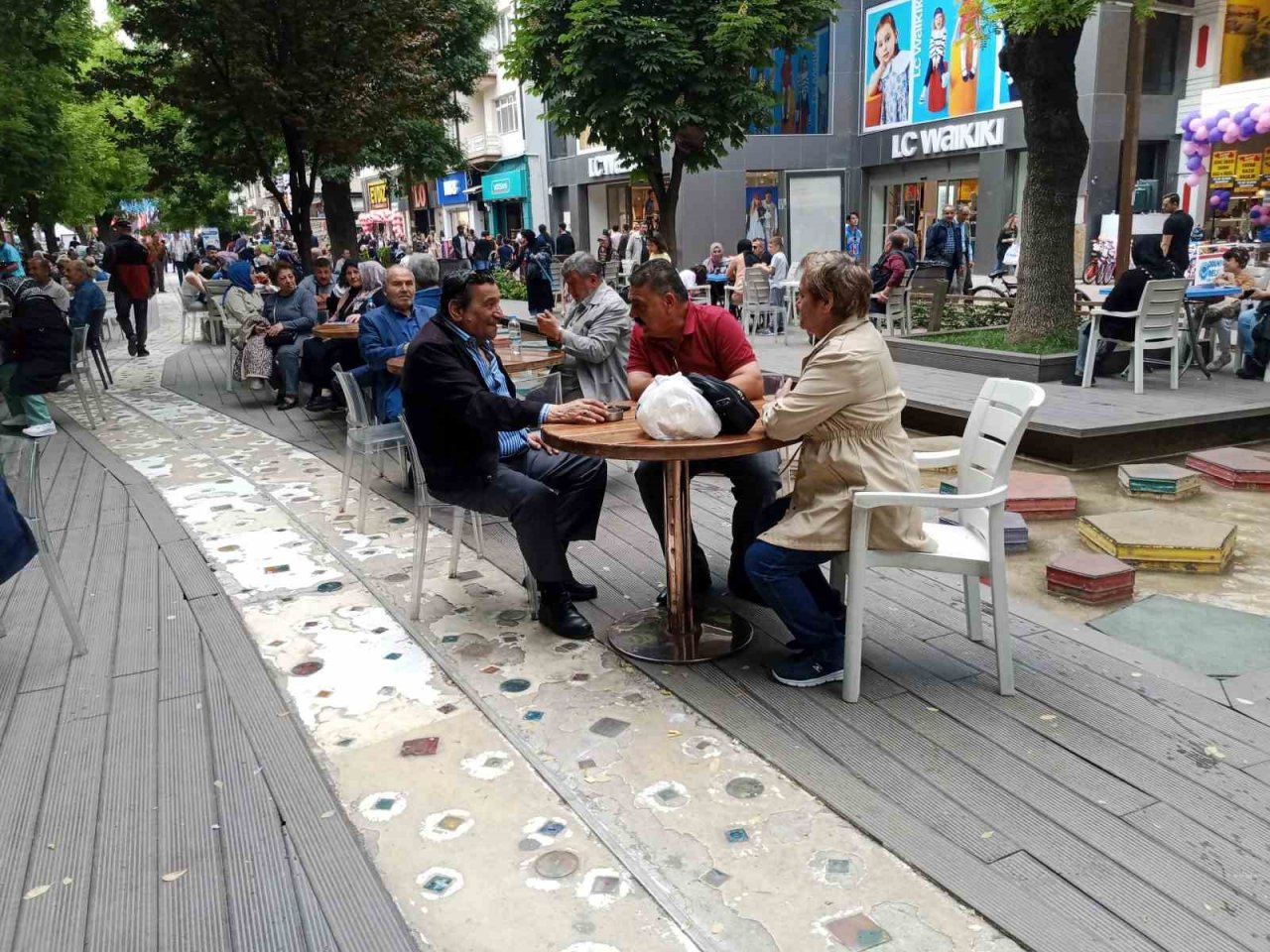 Yağışsız havayı fırsat bilen vatandaşlar sokaklara akın etti