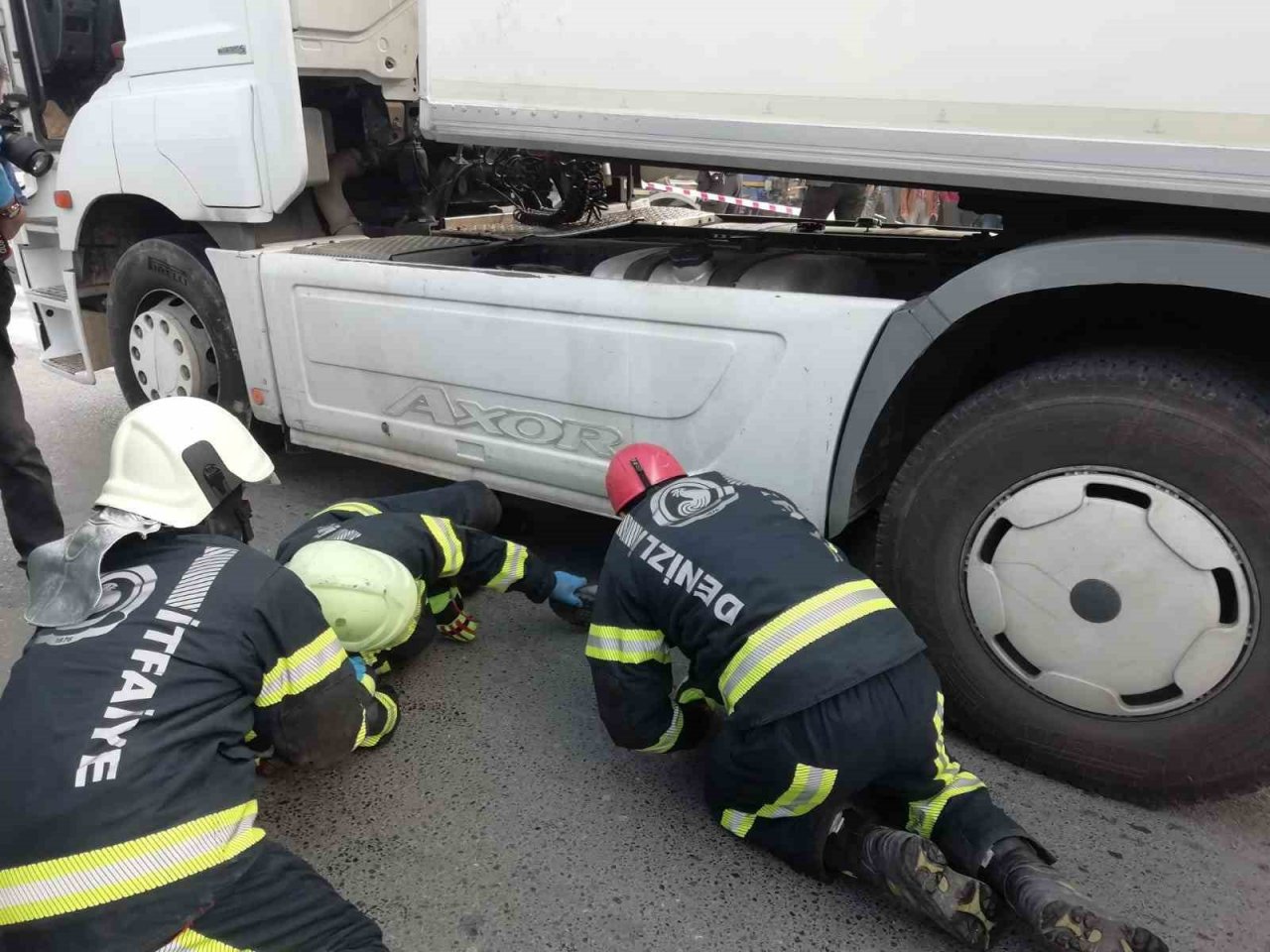 Yola çıkan yavru köpeği kurtarmak isterken canından oldu