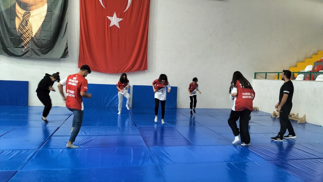 Depremzede sporcular, şampiyonluk kürsüsüne çıktı