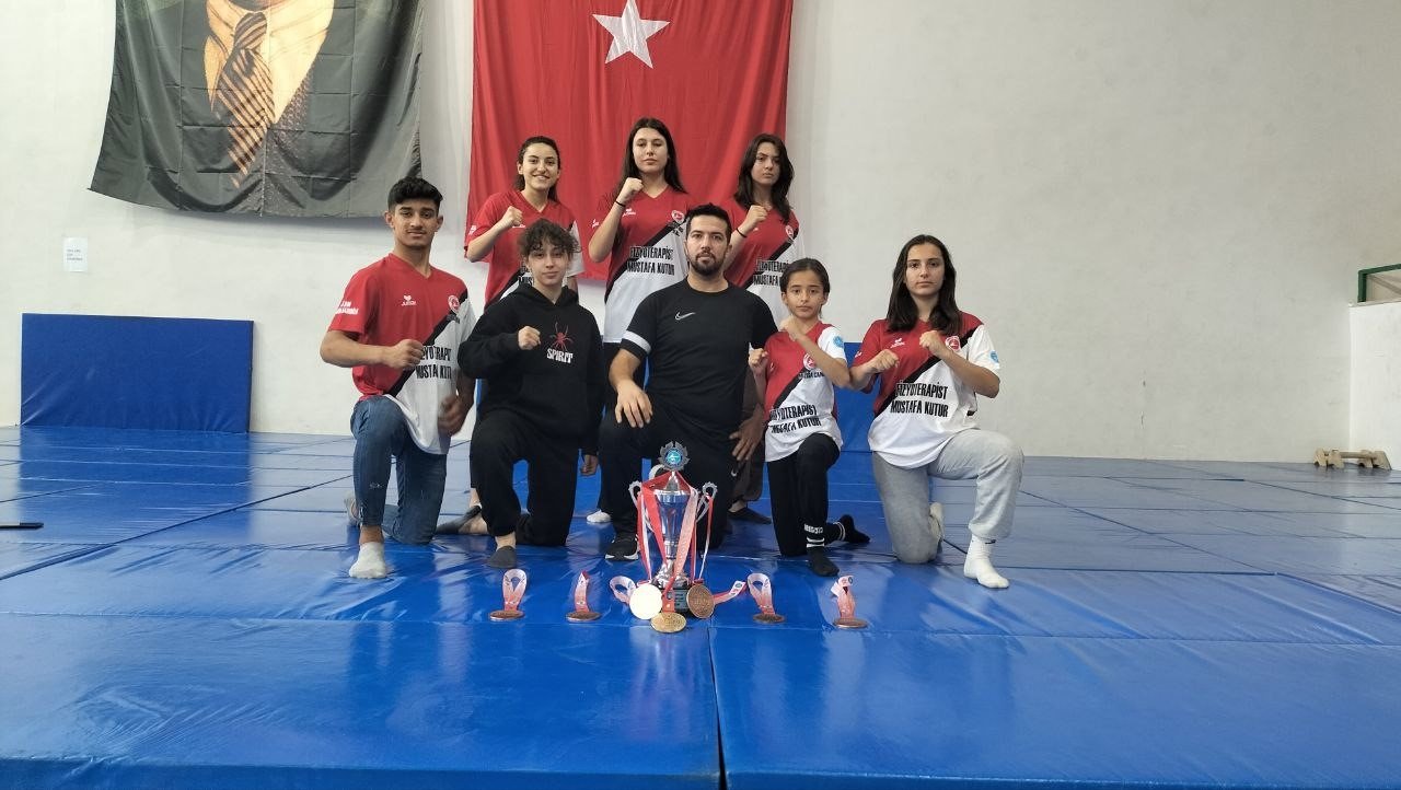 Depremzede sporcular, şampiyonluk kürsüsüne çıktı