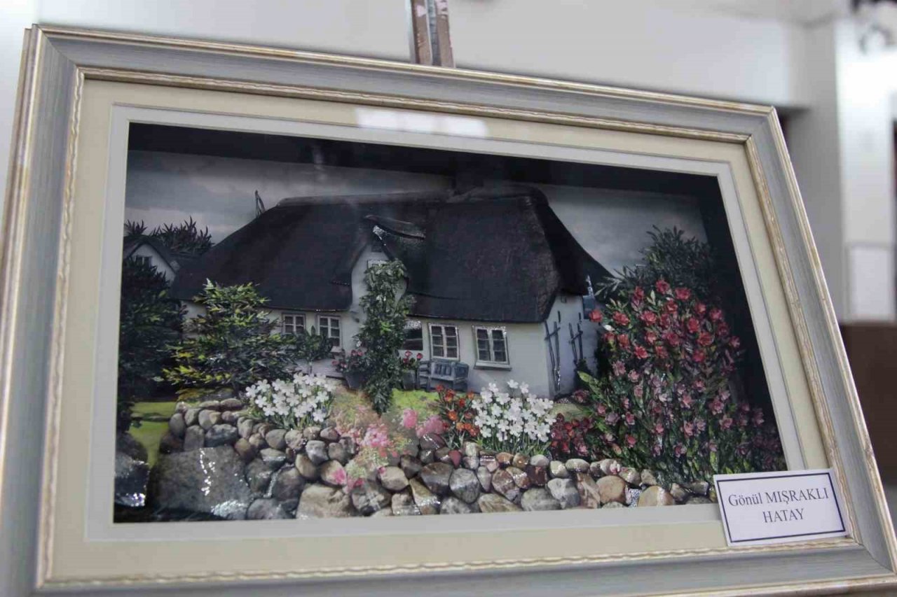 Depremzedeler eserlerini sergiledi